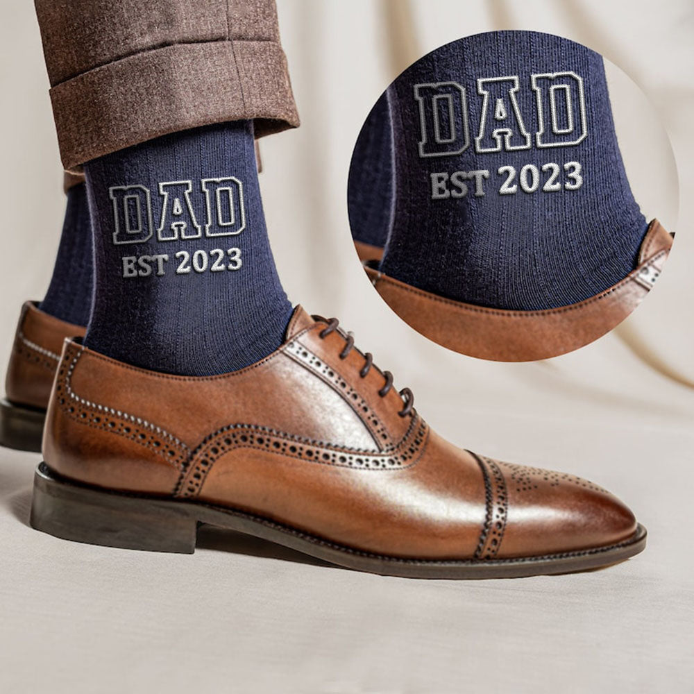 Geschenkidee für Papa – Bestickte Socken mit Namen oder Datum