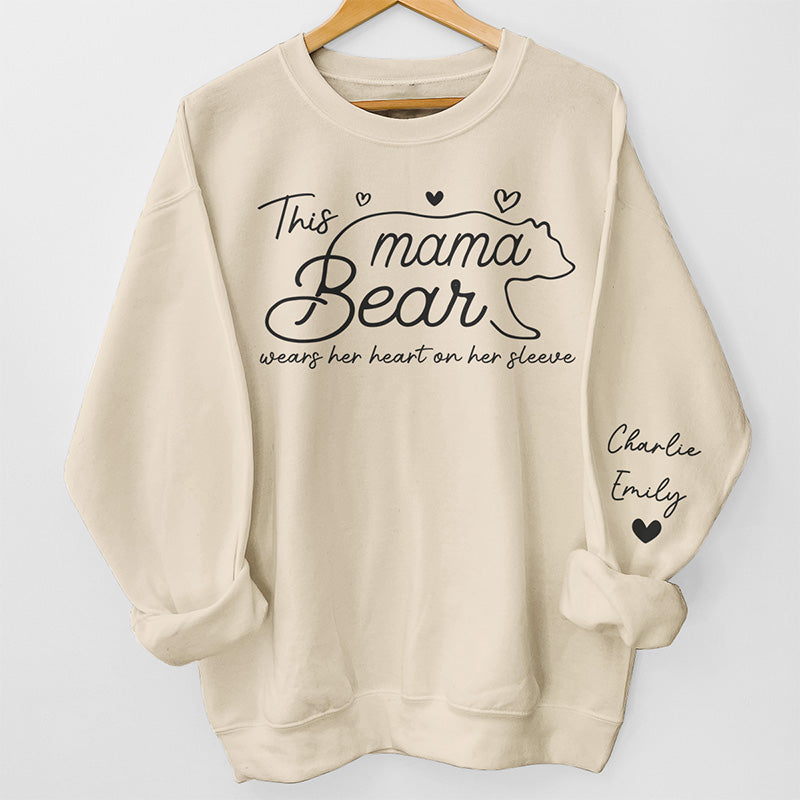 Mama Bär trägt ihr Herz auf der Zunge – Personalisiertes Unisex-Sweatshirt für die Familie mit Design auf dem Ärmel