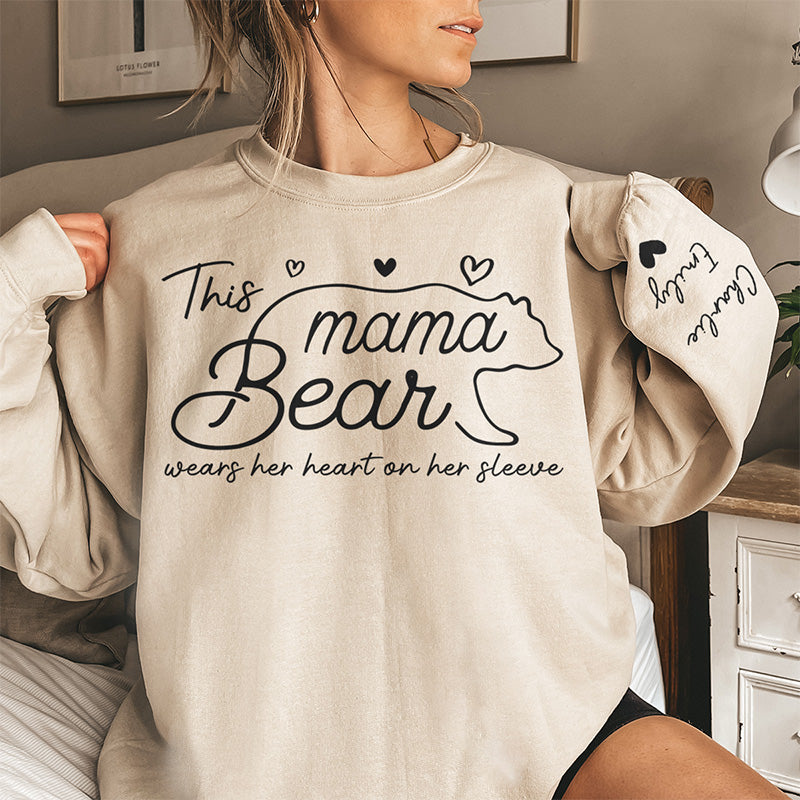 Mama Bär trägt ihr Herz auf der Zunge – Personalisiertes Unisex-Sweatshirt für die Familie mit Design auf dem Ärmel