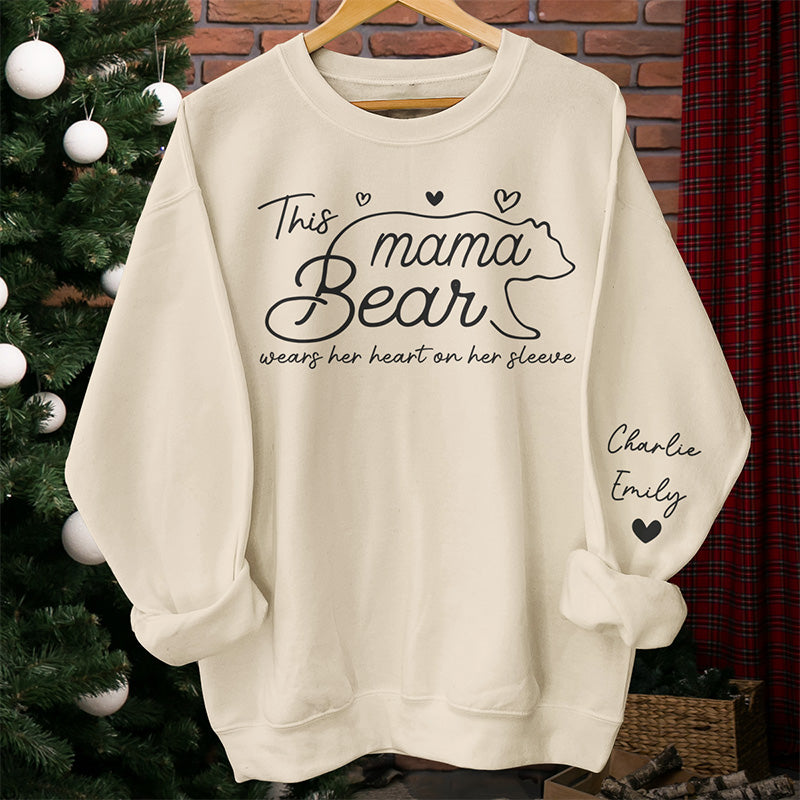 Mama Bär trägt ihr Herz auf der Zunge – Personalisiertes Unisex-Sweatshirt für die Familie mit Design auf dem Ärmel