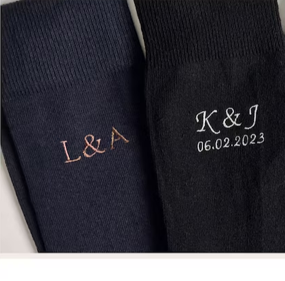 Socken mit gestickten Initialen und optionalem Jahrestagsdatum – Personalisierte Socken zum zweiten Hochzeitstag | Kursivschrift