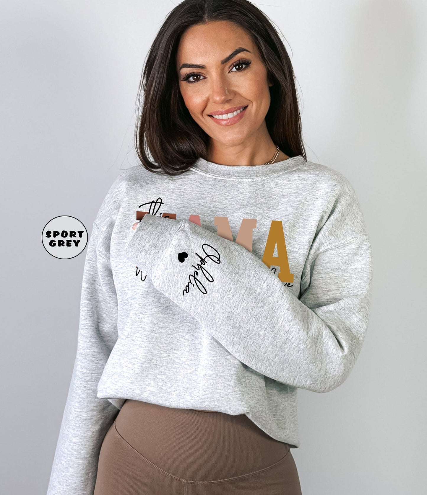 Diese Mama trägt ihr Herz auf dem Ärmel Hoodie, personalisiertes Mama Sweatshirt mit Kindernamen, süßes Mama Outfit, Muttertagsgeschenke