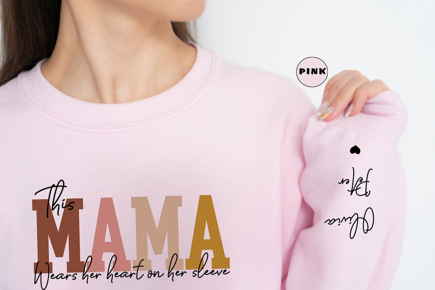 Diese Mama trägt ihr Herz auf dem Ärmel Hoodie, personalisiertes Mama Sweatshirt mit Kindernamen, süßes Mama Outfit, Muttertagsgeschenke