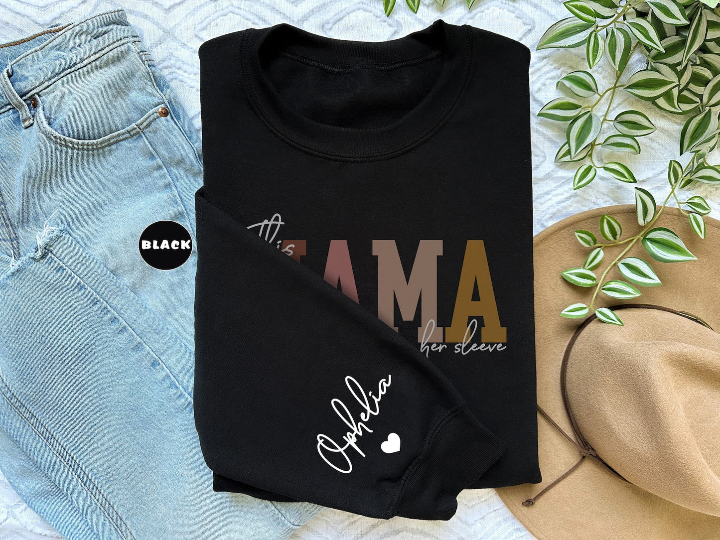 Diese Mama trägt ihr Herz auf dem Ärmel Hoodie, personalisiertes Mama Sweatshirt mit Kindernamen, süßes Mama Outfit, Muttertagsgeschenke