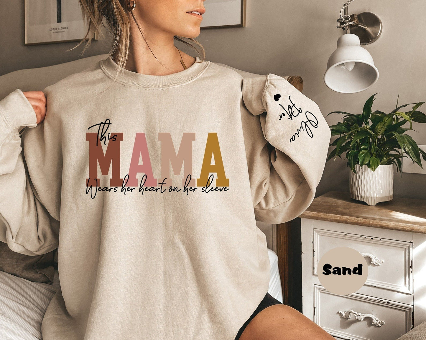 Diese Mama trägt ihr Herz auf dem Ärmel Hoodie, personalisiertes Mama Sweatshirt mit Kindernamen, süßes Mama Outfit, Muttertagsgeschenke