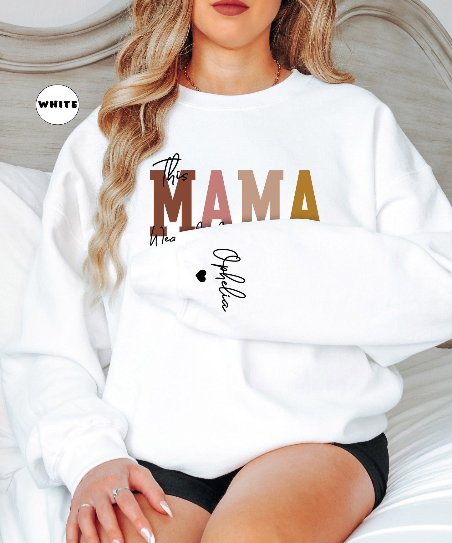 Diese Mama trägt ihr Herz auf dem Ärmel Hoodie, personalisiertes Mama Sweatshirt mit Kindernamen, süßes Mama Outfit, Muttertagsgeschenke