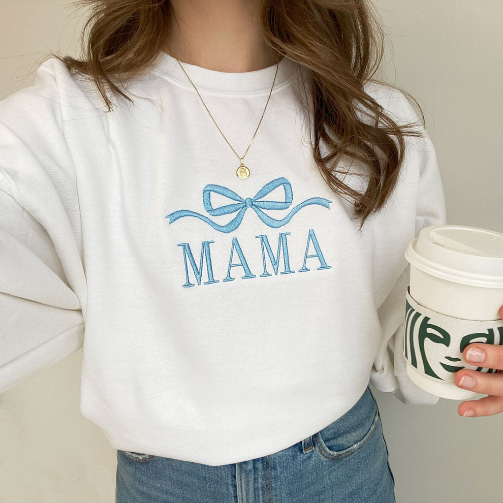 Süßes und trendiges Gemma-Sweatshirt mit Mama-Schleife und Stickerei | Personalisierter Rundhalspullover | MAMA-Sweatshirt | Geschenkidee zum Muttertag