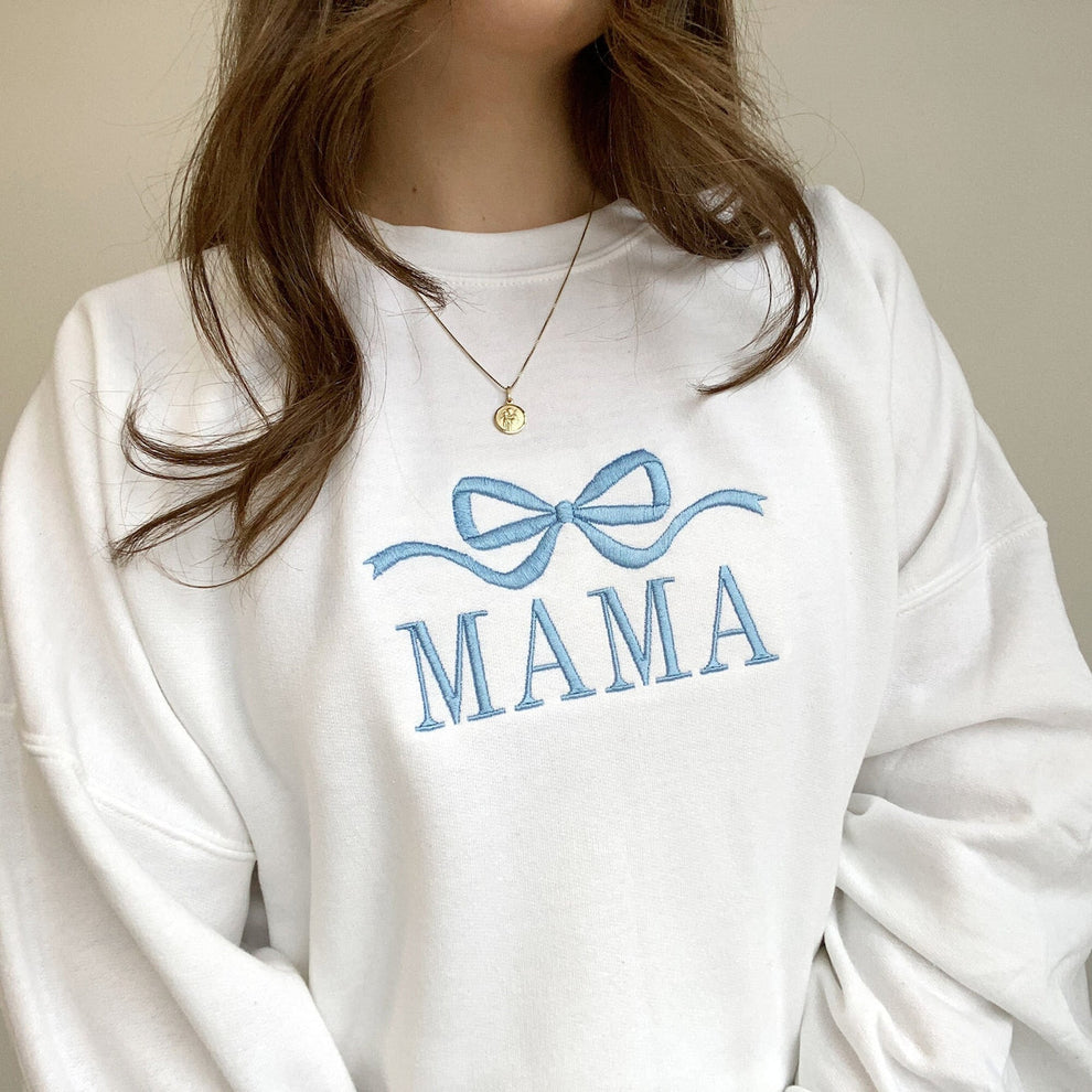 Süßes und trendiges Gemma-Sweatshirt mit Mama-Schleife und Stickerei | Personalisierter Rundhalspullover | MAMA-Sweatshirt | Geschenkidee zum Muttertag