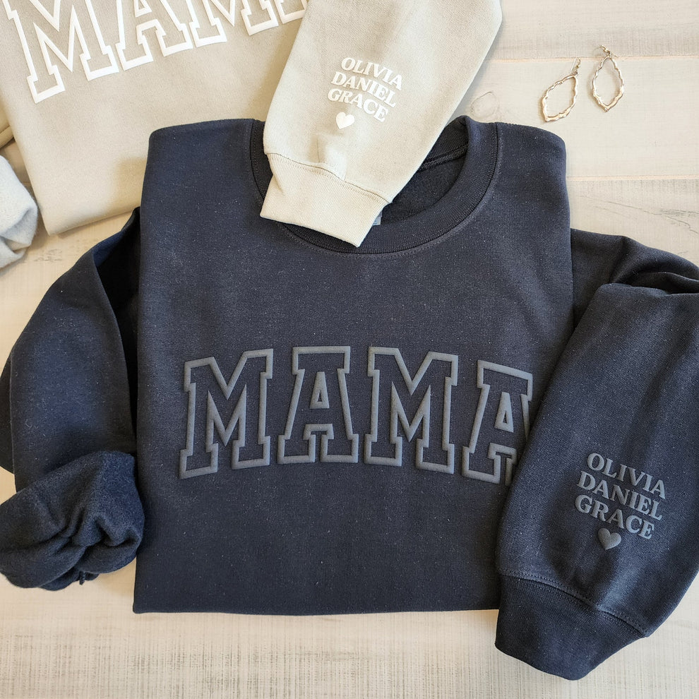 Mama Andenken Sweatshirt mit Puff-Schriftzug, personalisierte Kindernamen auf dem Ärmel, Mama Pullover, Geschenk für neue Mama, Schwarz
