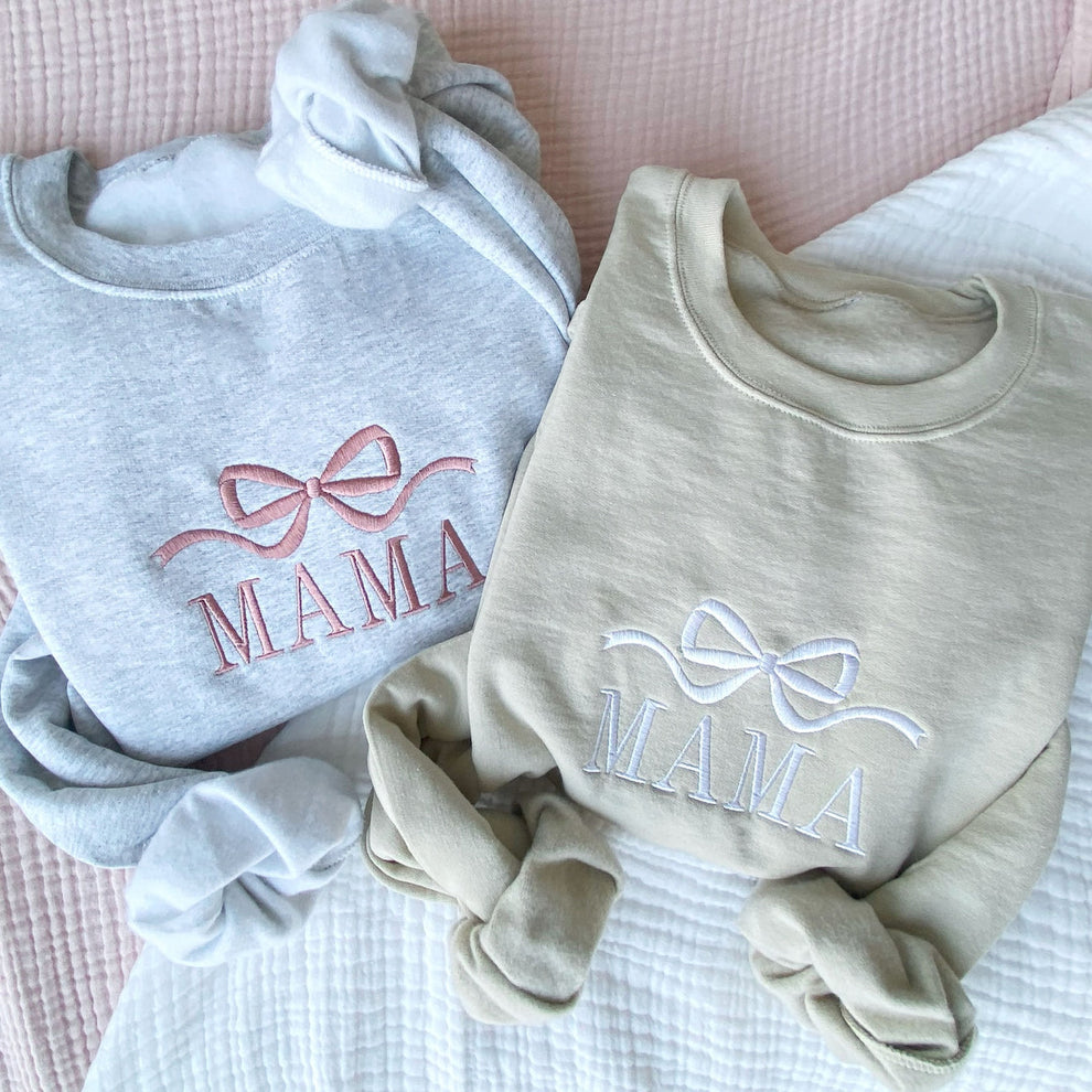 Süßes und trendiges Gemma-Sweatshirt mit Mama-Schleife und Stickerei | Personalisierter Rundhalspullover | MAMA-Sweatshirt | Geschenkidee zum Muttertag