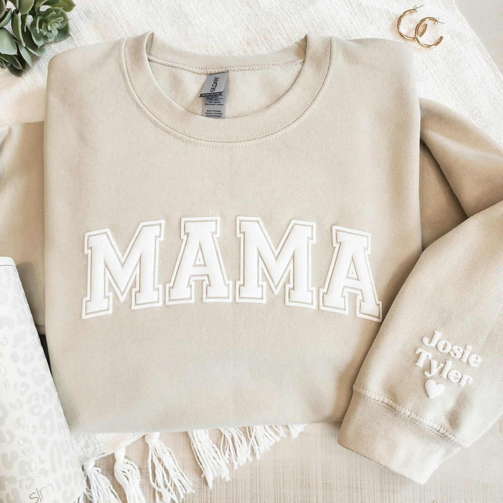 Mama Andenken Sweatshirt mit Puff-Schriftzug, personalisierte Kindernamen auf dem Ärmel, Mama Pullover, Geschenk für neue Mama, Schwarz