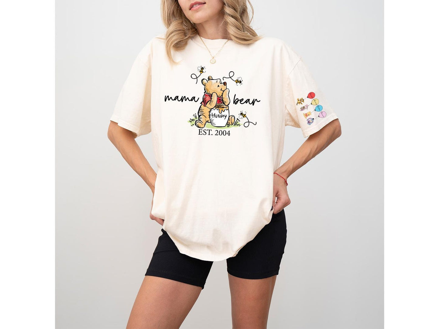 Mama Bear Sweatshirt mit Ärmelnamen - Anpassbares Muttertags-T-Shirt