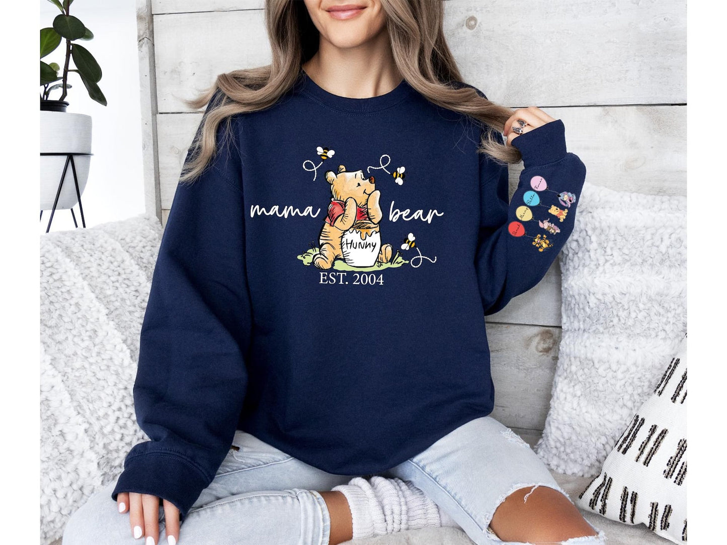Mama Bear Sweatshirt mit Ärmelnamen - Anpassbares Muttertags-T-Shirt