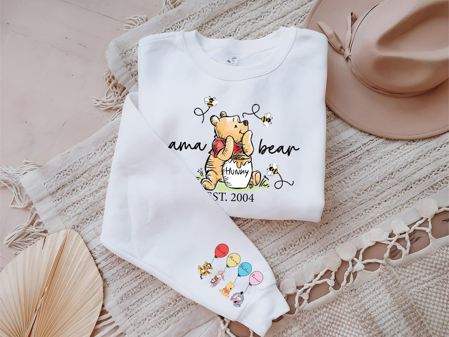 Mama Bear Sweatshirt mit Ärmelnamen - Anpassbares Muttertags-T-Shirt