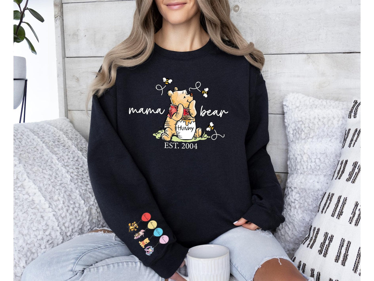 Mama Bear Sweatshirt mit Ärmelnamen - Anpassbares Muttertags-T-Shirt
