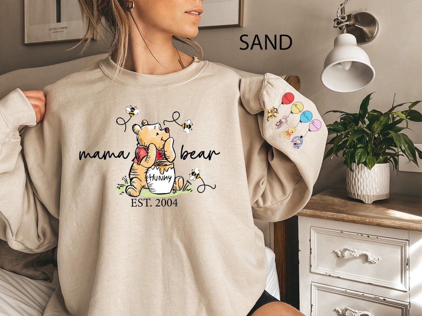 Mama Bear Sweatshirt mit Ärmelnamen - Anpassbares Muttertags-T-Shirt