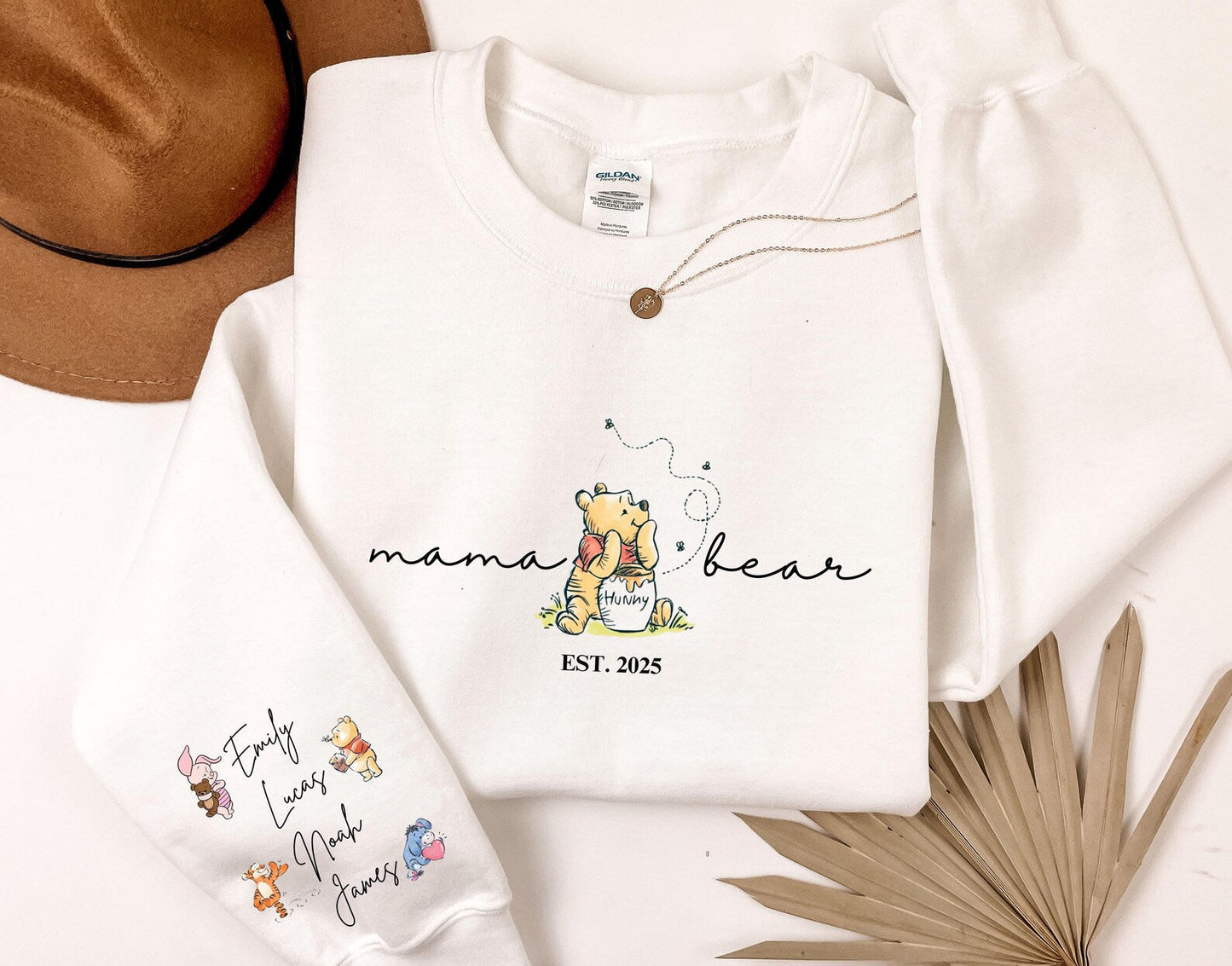 Mama Est. Sweatshirt mit Kindernamen - Klassisches Pooh-Bär-Design