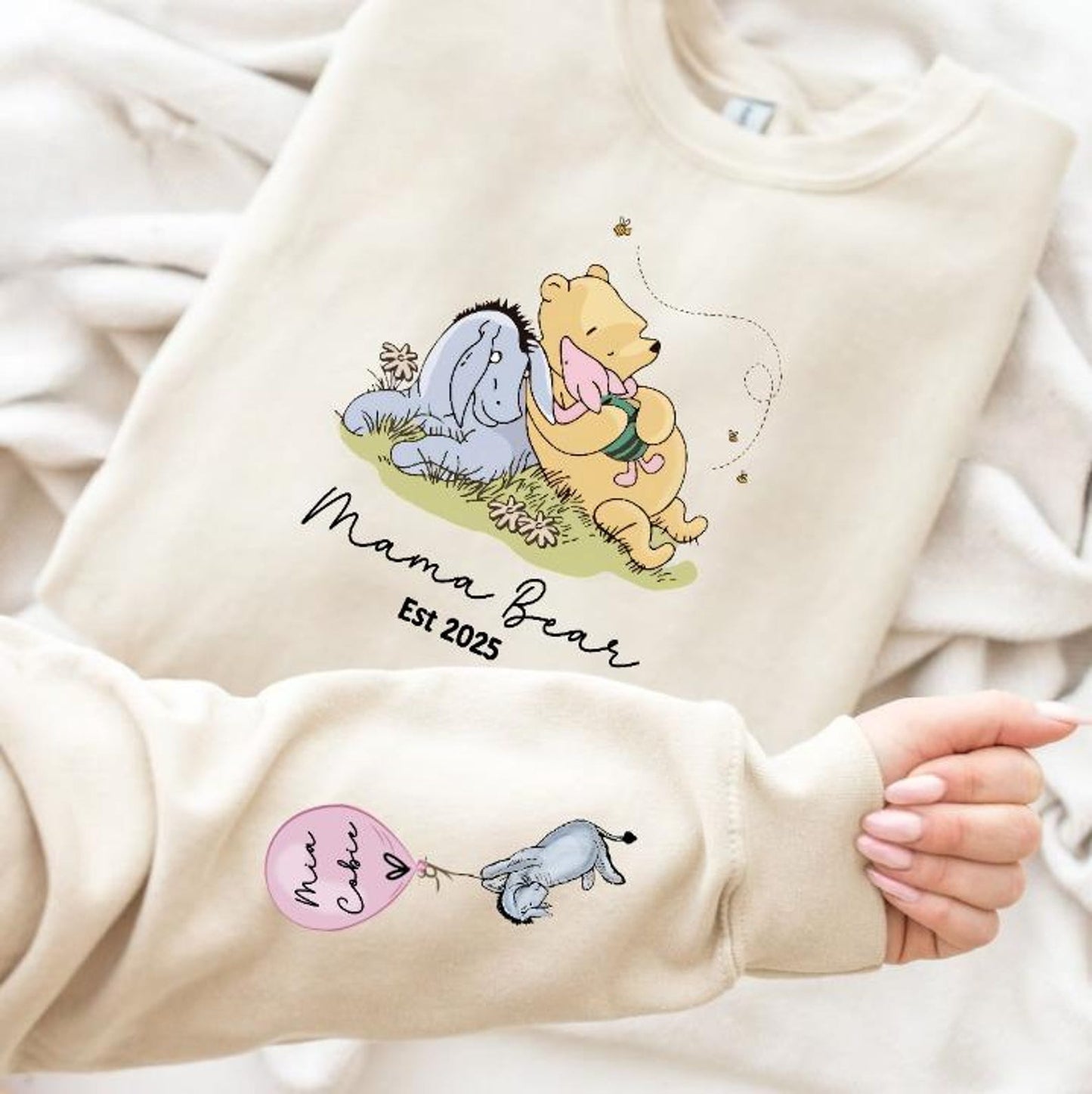 Mama Bear Sweatshirt mit Ärmelnamen - Klassisches Pooh-Bär-Design