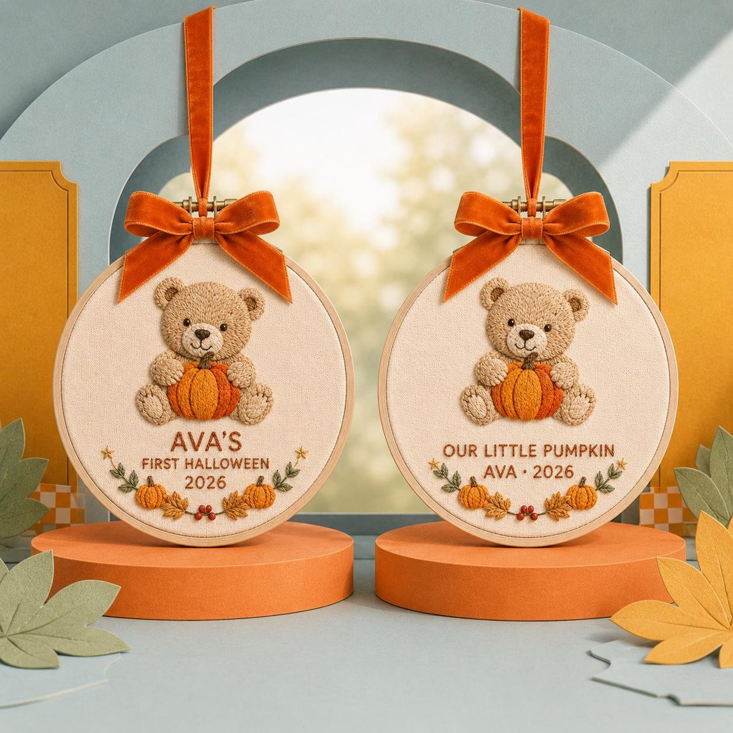 Personalisierter Stickrahmen-Anhänger für Babys erstes Halloween: „Lieblingskind-Kürbis-Teddy“ – Baby-Erinnerungsstück, gestickter Anhänger, bedeutungsvolles Geschenk