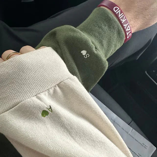Personalisiertes, mit Haustieren besticktes Sweatshirt in der Mitte