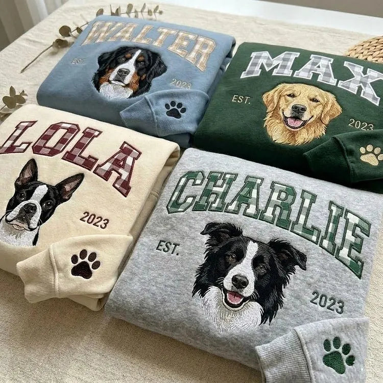 Besticktes Sweatshirt mit individuellem Haustier-Porträt und Namen im Varsity-Stil (Gingham-Muster)