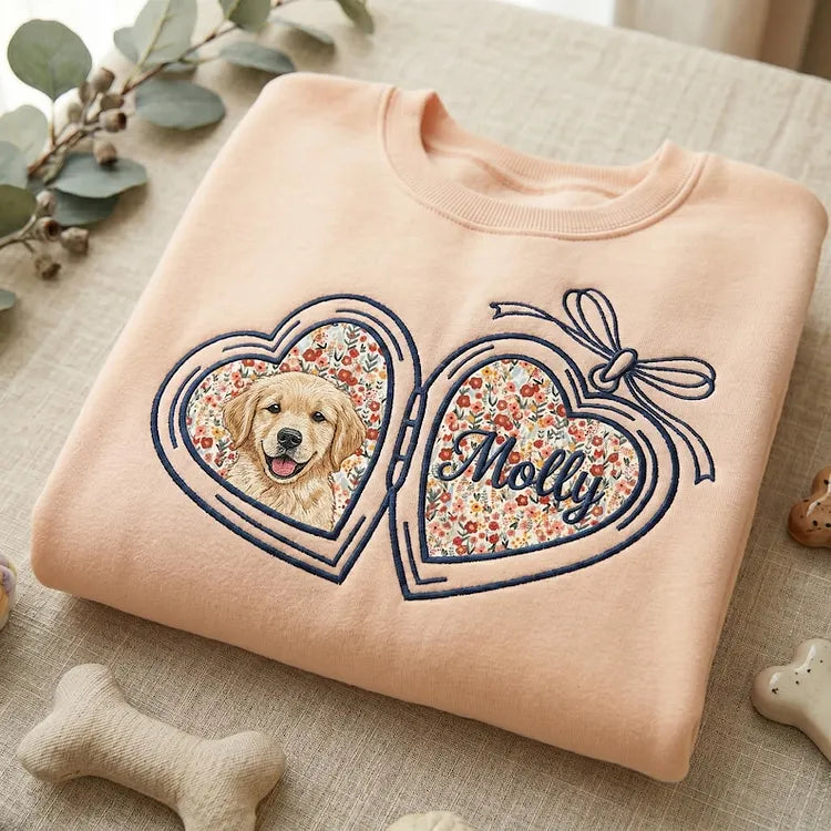 Personalisiertes Sweatshirt mit gesticktem Haustierporträt und Blumen-Applikation (Herz-Medaillon mit Schleife)