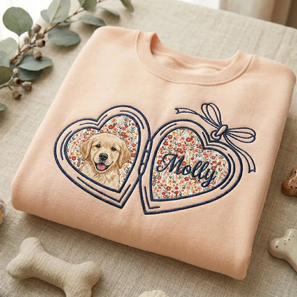 Personalisiertes Sweatshirt mit gesticktem Haustierporträt und Blumen-Applikation (Herz-Medaillon mit Schleife)
