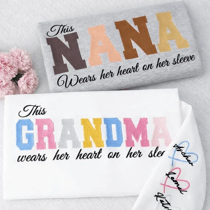 Personalisiertes Mom Wears Her Heart On Her Sleeve Sweatshirt Muttertagsgeschenk