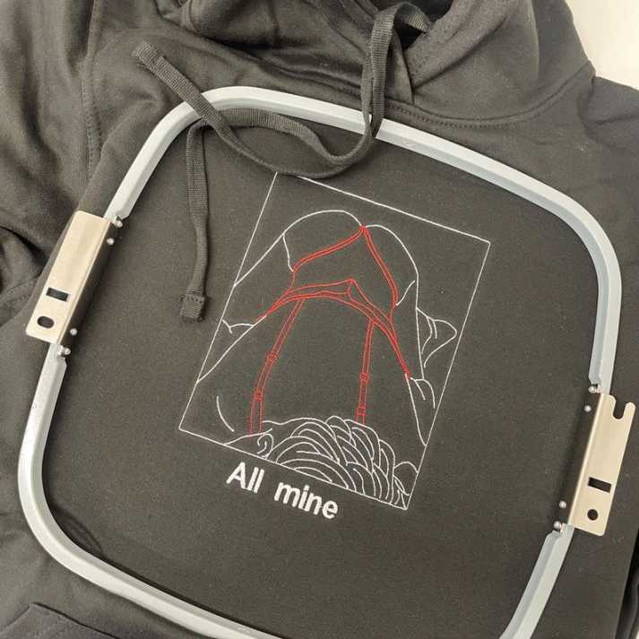 Personalisierter Partner-Hoodie mit Liebesstickerei – Einzigartiges Erinnerungsstück für besondere Tage