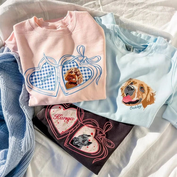 Besticktes Sweatshirt mit individuellem Haustierporträt – Personalisiertes Shirt mit Herzmedaillon und Haustierfoto für Hunde- und Katzenliebhaber