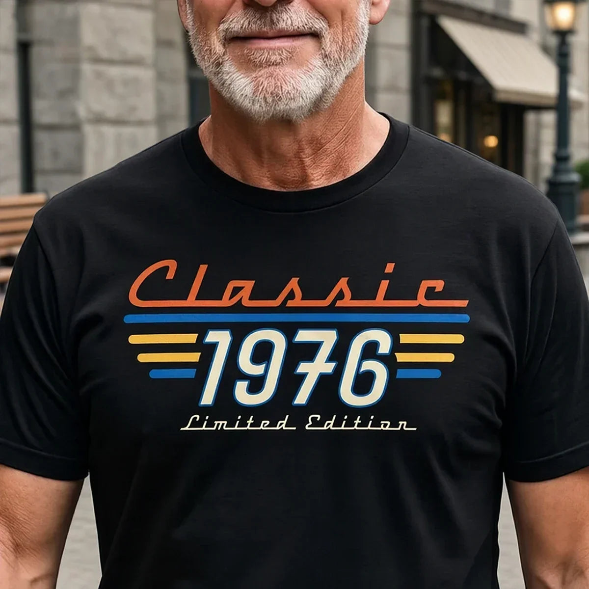 Personalisiertes Retro-Klassik-T-Shirt: Mann in einem urbanen Umfeld, mit markanter Typografie im Stil der 70er Jahre – ein einzigartiges Geschenk für ihn