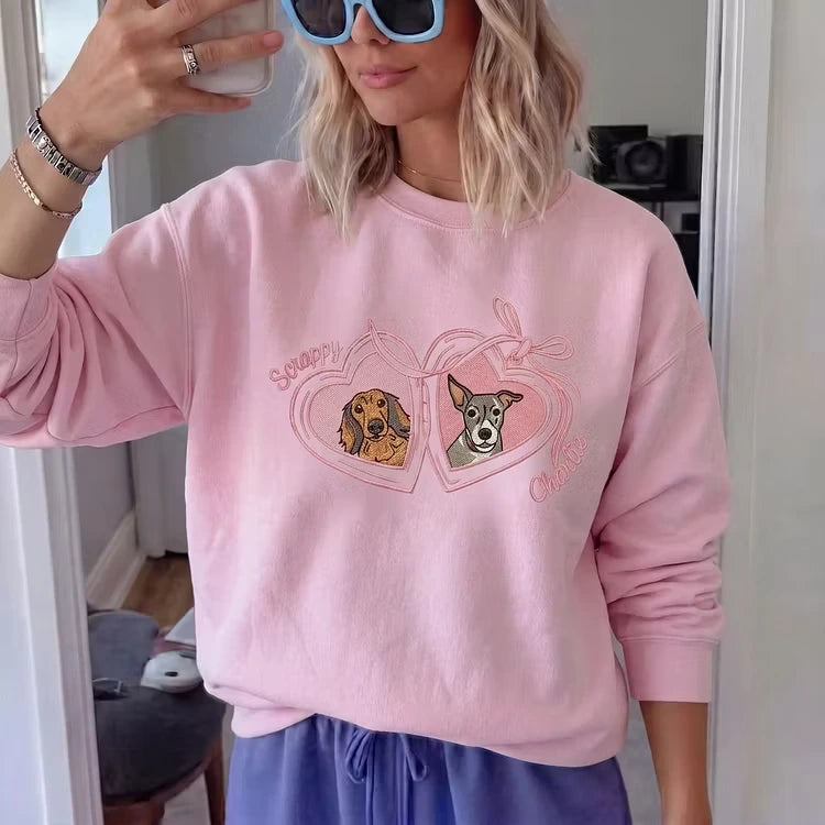Besticktes Sweatshirt mit individuellem Haustierporträt – Personalisiertes Shirt mit Herzmedaillon und Haustierfoto für Hunde- und Katzenliebhaber