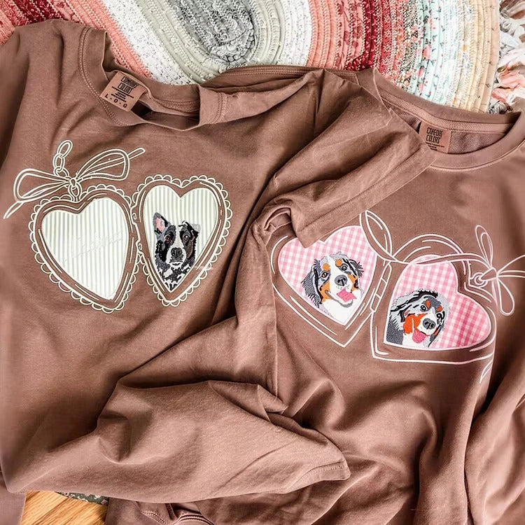 Besticktes Sweatshirt mit individuellem Haustierporträt – Personalisiertes Shirt mit Herzmedaillon und Haustierfoto für Hunde- und Katzenliebhaber