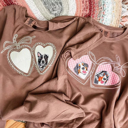 Besticktes Sweatshirt mit individuellem Haustierporträt – Personalisiertes Shirt mit Herzmedaillon und Haustierfoto für Hunde- und Katzenliebhaber