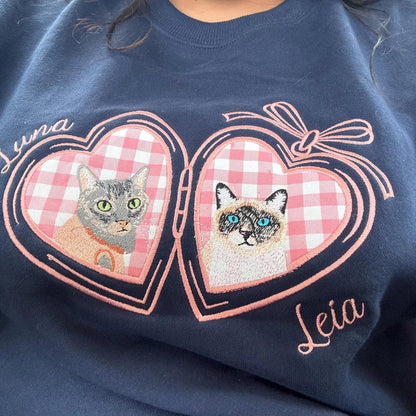 Besticktes Sweatshirt mit individuellem Haustierporträt – Personalisiertes Shirt mit Herzmedaillon und Haustierfoto für Hunde- und Katzenliebhaber