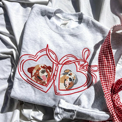Vintage Medaillon-Sweatshirt mit Haustierporträt – Personalisierter Rundhalsausschnitt mit Hunde- und Katzenfoto und verspielter Schleife