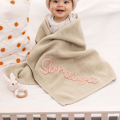 Willkommensgeschenk fürs Baby - Bestickte Kinderwagendecke aus atmungsaktivem Baumwollstrick