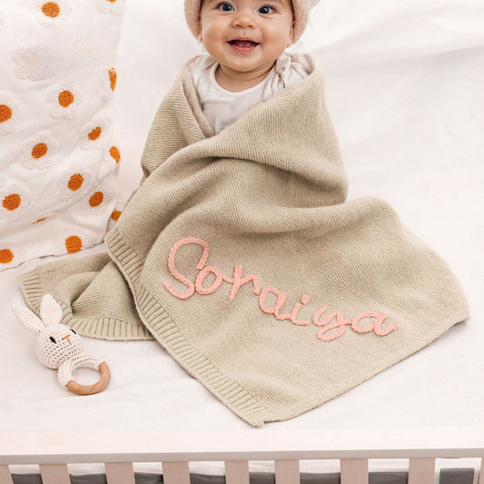 Willkommensgeschenk fürs Baby - Bestickte Kinderwagendecke aus atmungsaktivem Baumwollstrick