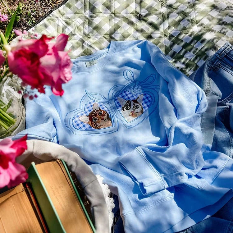 Besticktes Sweatshirt mit individuellem Haustierporträt – Personalisiertes Shirt mit Herzmedaillon und Haustierfoto für Hunde- und Katzenliebhaber
