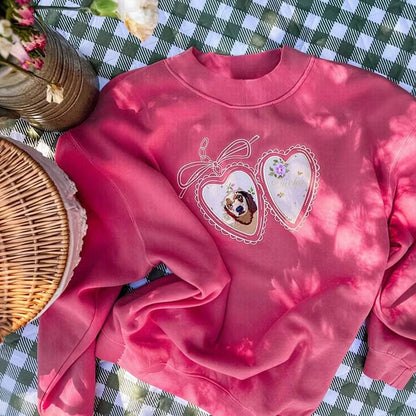 Besticktes Sweatshirt mit individuellem Haustierporträt – Personalisiertes Shirt mit Herzmedaillon und Haustierfoto für Hunde- und Katzenliebhaber