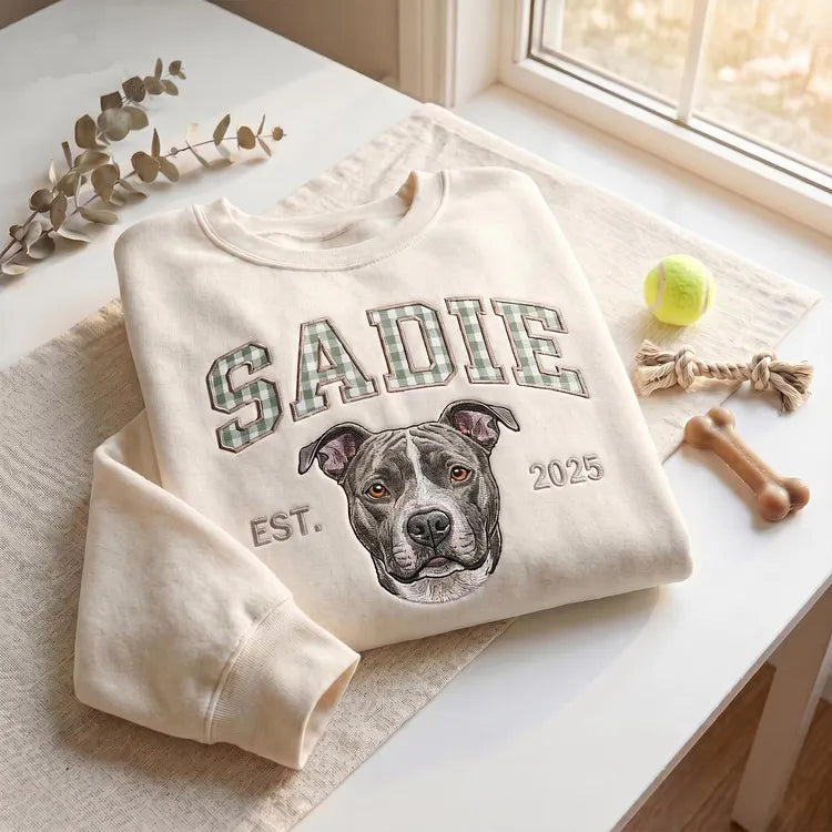 Besticktes Sweatshirt mit individuellem Haustier-Porträt und Namens-Applikation im Vichy-Karo-Muster (Varsity-Stil)
