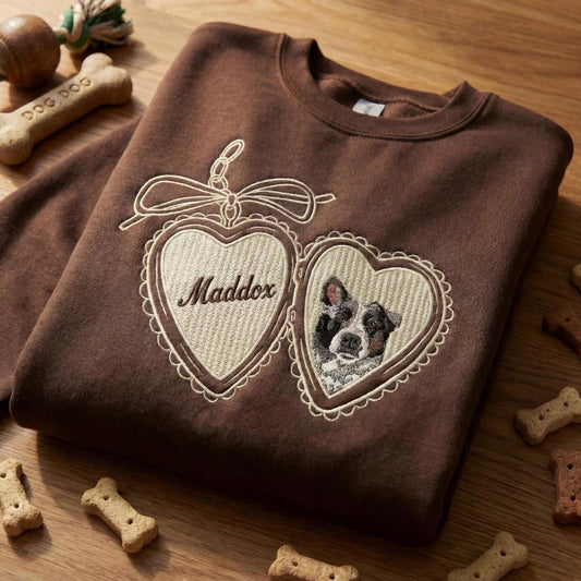 Vintage Medaillon-Sweatshirt mit Haustierporträt – Personalisierter Rundhalsausschnitt mit Hunde- und Katzenfoto und verspielter Schleife
