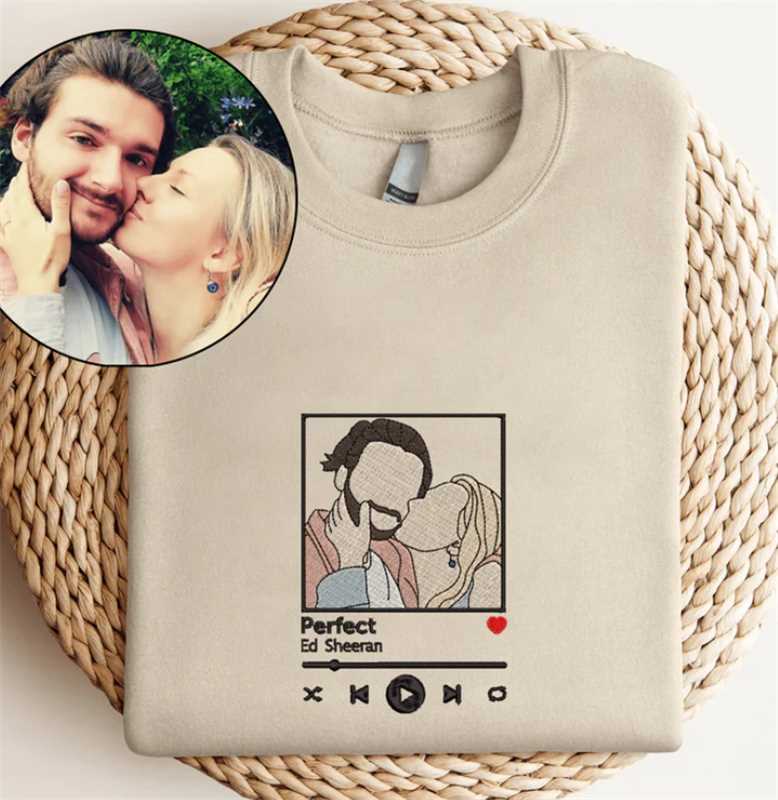 Valentinstag-Special: Bestickte Hoodies für Paare mit personalisierten Filzherzen
