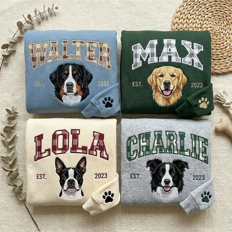 Besticktes Sweatshirt mit individuellem Haustier-Porträt und Namen im Varsity-Stil (Gingham-Muster)