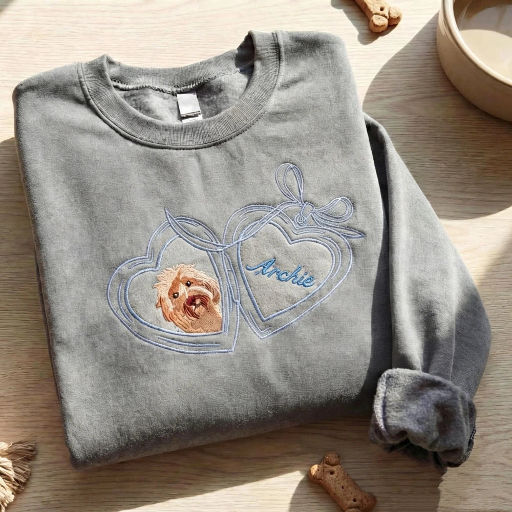 Vintage Medaillon-Sweatshirt mit Haustierporträt – Personalisierter Rundhalsausschnitt mit Hunde- und Katzenfoto und verspielter Schleife