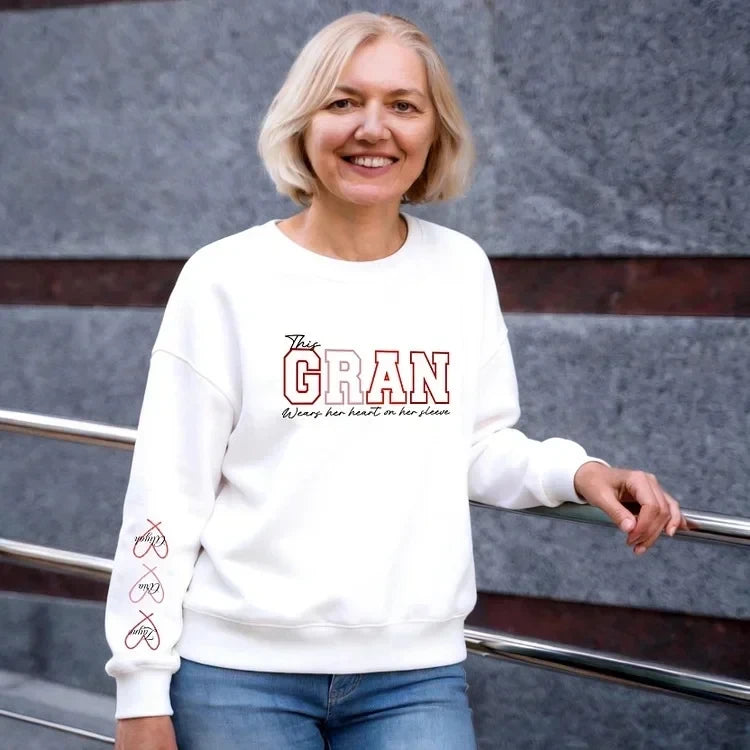 Personalisiertes Mom Wears Her Heart On Her Sleeve Sweatshirt Muttertagsgeschenk