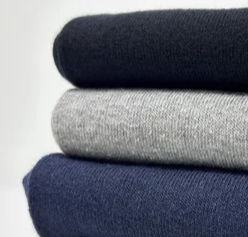 Socken mit gestickten Initialen und optionalem Jahrestagsdatum – Personalisierte Socken zum zweiten Hochzeitstag | Kursivschrift
