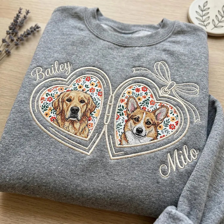 Personalisiertes Sweatshirt mit gesticktem Haustierporträt und Blumen-Applikation (Herz-Medaillon mit Schleife)