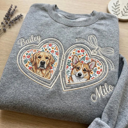 Personalisiertes Sweatshirt mit gesticktem Haustierporträt und Blumen-Applikation (Herz-Medaillon mit Schleife)