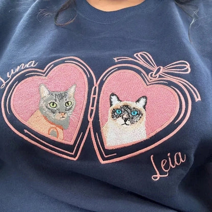 Vintage Medaillon-Sweatshirt mit Haustierporträt – Personalisierter Rundhalsausschnitt mit Hunde- und Katzenfoto und verspielter Schleife